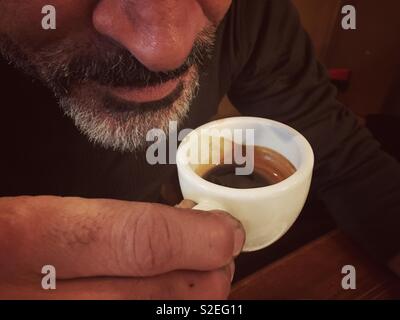 Nahaufnahme von einem Mann trinken Espresso Stockfoto