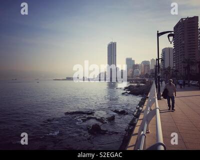 Alter Mann zu Fuß auf Beirut - Libanon Promenade am Mittelmeer Stockfoto