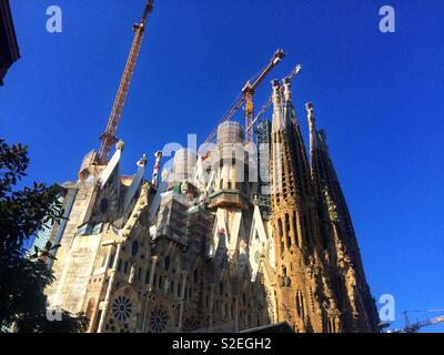 Basilika Sagrada Familia architektonischen Details im Außenbereich von Gebäude und Kirchtürme, während im Bau mit Kränen Stockfoto