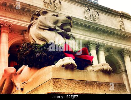 Geduld, die Bibliothek lion Statue sein Weihnachten Kranz tragen, NYPL, Fifth Avenue, New York, United States Stockfoto