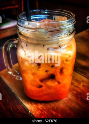 Thai Eistee in alten Marmeladenglas Glas Stockfoto
