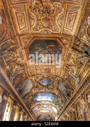 Decke im Louvre in Paris, Frankreich Stockfoto