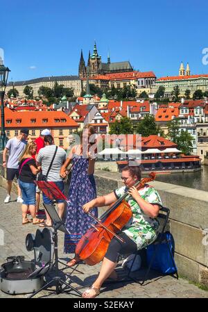 Musiker auf der Karlsbrücke in Prag Stockfoto