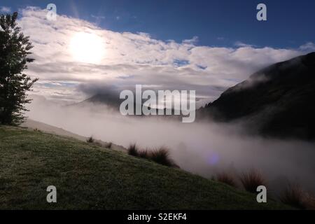 Queenstown Neuseeland. Morgen Nebel im Tal Stockfoto