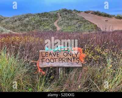 "Nur Fußabdrücke" Zeichen in der Nähe von Sanddünen an Llangennith, Wales, November verlassen. Stockfoto