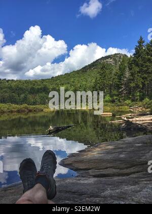 Hiker's Füße mit Stiefeln in den Adirondack Mountains von Lake, New York, NY, USA Stockfoto
