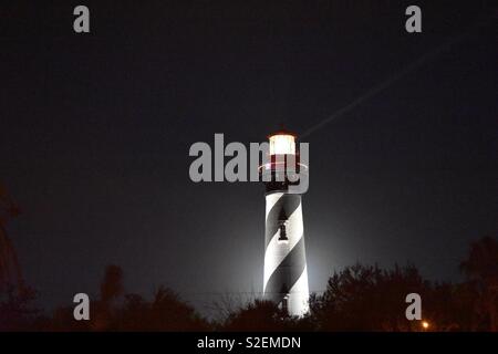 St Augustine Leuchtturm mit Vollmond hinter sich Stockfoto