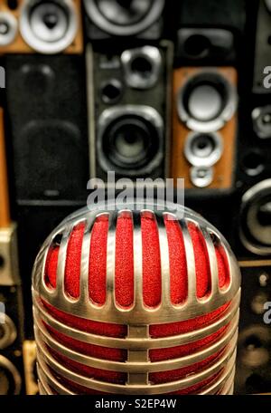 Classic Retro Stil Mikrofon vor Lautsprecher Wand Stockfoto