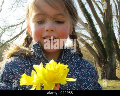 Mädchen mit Narzissen Stockfoto