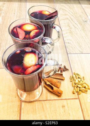 Drei Gläser mit heißem Glühwein mit Gewürzen Stockfoto