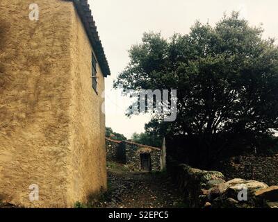 Auf der Suche schmale Gasse in Old Stone Cottage in Bauernhof im bergigen Hinterland von Los Madroñeros in Andalusien Spanien Stockfoto