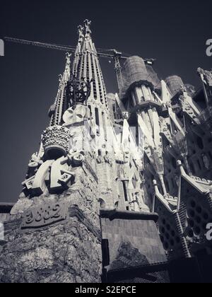 La Sagrada Familia in Schwarz-Weiß-Porträt mit architektonischen Details auf dem Gebäude in Barcelona Spanien Stockfoto