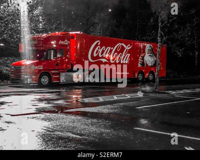 Urlaub kommen... Die Coca Cola Tour Bus um 6 Uhr heute Morgen ruht in einem verlassenen Parkplatz. Warten, bis für viele Kinder von 12-8 Uhr - Manchester Eastlands Asda Parkplatz Stockfoto