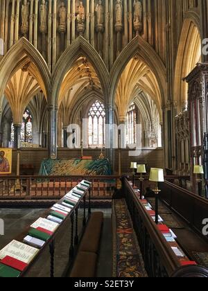 Bänke und Bögen in Wells Cathedral Stockfoto