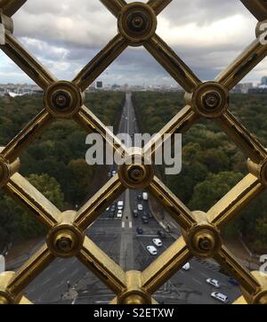 Ansicht von der Oberseite der Siegessaule zurück Blick über den Tiergarten in Berlin. Stockfoto