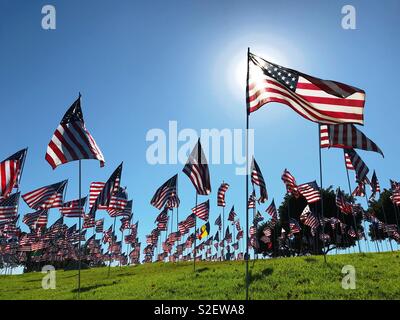 Wellen von Speicher. Wellen der Flaggen Display in Alumni Park der Pepperdine University in Malibu, CA, USA. Flaggen sind hier in Erinnerung an den 11. September 2001 Opfer des Anschlags angezeigt (ein Flag pro Leben verloren). 2017 Stockfoto