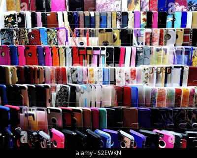 Bunte Handy Taschen für Verkauf Stockfoto
