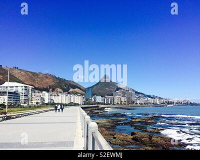 Promenade oder Gehweg entlang der Atlantik Küste von Mouille Point auf der Suche nach Sea Point und Lion's Head in Kapstadt, Südafrika an einem sonnigen Sommertag Stockfoto