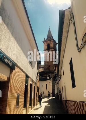 Village Lane oder den engen gepflasterten Straße voller Charakter und Charme in Spanisch Dorf Alájar in Andalusien Spanien bis in Richtung Kirche Stockfoto