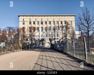 Das Gebäude der Welt-berühmten Club "Berghain" in Berlin von Tag zu Tag. Stockfoto