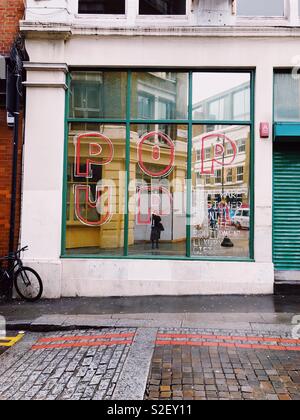Pop up Möbel shop auf Charlotte Straße in Shoreditch, London, England Stockfoto