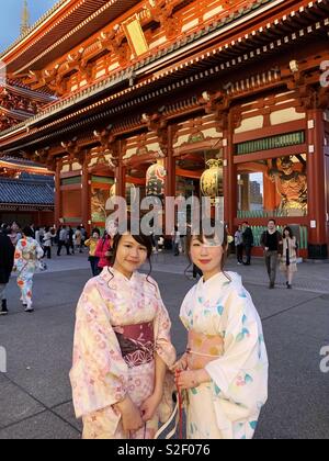 Japanische Frauen in Kimonos außerhalb Tempel Asakusa, Tokyo, Japan Stockfoto