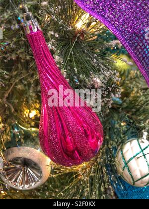 Glänzend Weihnachten Ornamente. Stockfoto