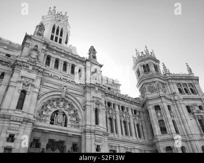 Eine Außenansicht des imposanten Palacio de Cibeles oder Palast der Kommunikation im Zentrum von Madrid, Spanien. Dieses Gebäude beherbergt die Stadt Rat und Mayor's Office. Foto © COLIN HOSKINS. Stockfoto