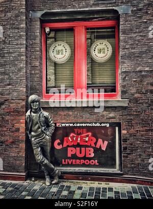 John Lennon Statue außerhalb der Cavern Club in Liverpool, Merseyside, Großbritannien Stockfoto