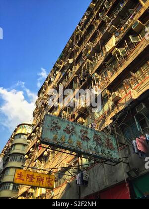 Chinesische Zeichen auf älteren Stil tenement Gebäude in Sham Shui Po, Kowloon, Hong Kong Stockfoto