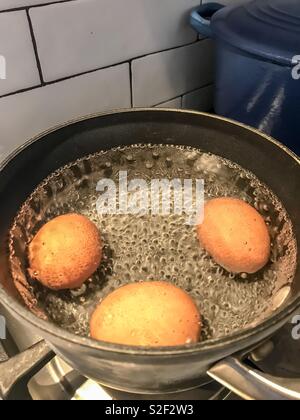 Kochen von Eiern Stockfoto