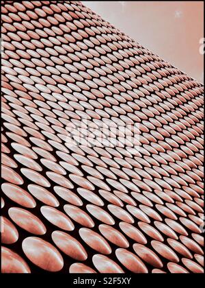 Äußere architektonische Details der Selfridges - Teil der Bullring Shopping Centre in Birmingham, England. Diese bahnbrechende Gebäude ist berühmt für seine Verkleidung von konzentrischen Kreisen silber Stockfoto