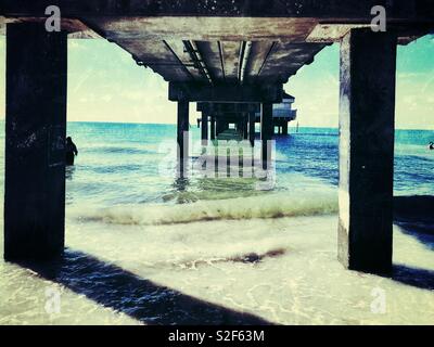 Unter dem Pier 60 am Clearwater Beach, Florida Stockfoto