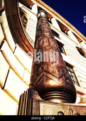 Eindrucksvolle 1930er Art Deco Lampe bronze Säule außerhalb Unilever Haus auf der Victoria Embankment, London, entworfen von dem Bildhauer Walter Gilbert Stockfoto