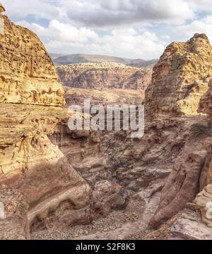 Die harten Aufstieg auf den Weg zum Kloster von Petra, Aqaba, Jordanien. Die Rose Rote Stadt geschnitzt aus Sandstein Rock von den Alten Nabatäer. Stockfoto