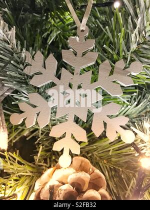 Schneeflocke-Dekoration auf einem Weihnachtsbaum Stockfoto