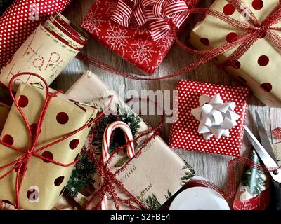Blick von oben auf die Weihnachtsgeschenke und Verpackung Stockfoto