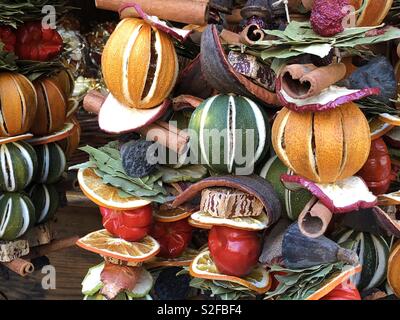 Dekorationen aus getrockneten Früchten auf einem Weihnachtsmarkt in Budapest, Ungarn Stockfoto