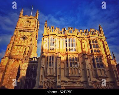 Blick auf den Glockenturm und das alte Rathaus, die Außenansicht von St. Johannes der Täufer Kirche in der römischen Stadt Cirencester Gloucestershire, England. Foto - © COLIN HOSKINS. Stockfoto