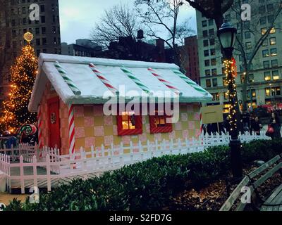 Lebensgroße Corporate Sponsor Lebkuchenhaus im Madison Square Park während der Weihnachtszeit, NYC, USA Stockfoto