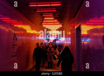 Farbigen Neonröhren in einem überdachten Gehweg Stockfoto