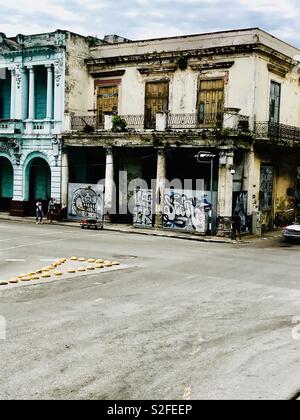 Verfallenes Gebäude im Kolonialstil Graffiti in Havanna Kuba abgedeckt Stockfoto