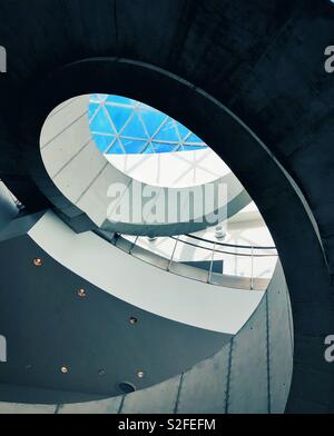 Eine originelle Wendeltreppe im Inneren von Salvador Dali Museum in St. Petersburg, FL Stockfoto