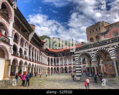 Der Innenhof des Kloster Rila in Bulgarien, einem UNESCO-Weltkulturerbe. Stockfoto