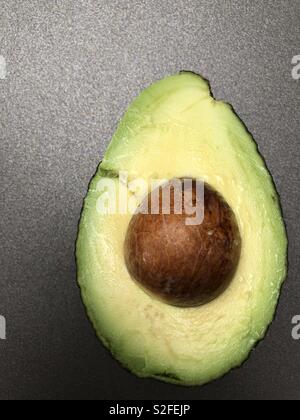 Perfekt reife Avocado halbieren Fleisch und Stein zu zeigen Stockfoto