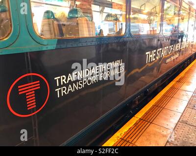 Diesel Nahverkehrszug auf einer Plattform in Cardiff Central Station mit dem neuen "Transport für Wales "Branding für die Wales & Grenzen Franchise, die im Oktober 2018 gestartet. Stockfoto