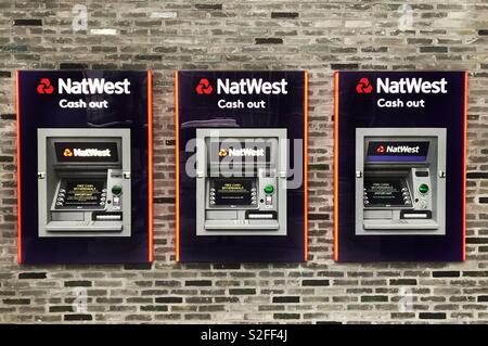 Trio von cashpoint Maschinen auf eine Mauer außerhalb einer Niederlassung der NatWest Bank Stockfoto
