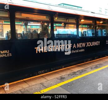 Neuer Slogan auf der Seite der Pendlerzug in Cardiff Station nach einem neuen rail Franchise für Wales & die Grenzen im Oktober 2018 ausgezeichnet wurde. Stockfoto