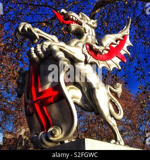 Viktorianische dragon Grenzmarkierungen, am Victoria Embankment entfernt, und das ist einer der Punkte, die für die Einreise in die City von London Stockfoto