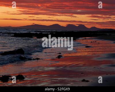 Kintyre Seascape mit Blick in Richtung Isle of Jura bei Sonnenuntergang von glenbarr Strand Stockfoto